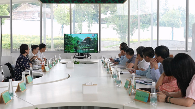 座谈会上,中央广播电视总台向中越两国专家播放了由总台制作的大型系列节目《自然中国》宣传片。 anh-2-2.png