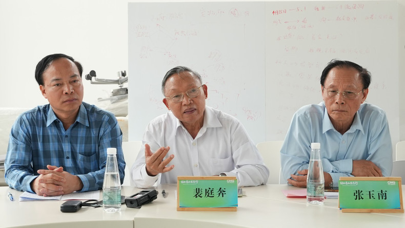 越南专家在座谈会上交谈。 anh-3-3.png