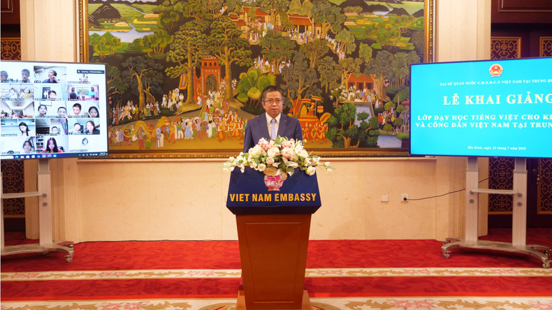越南驻华大使范清平在开学仪式上讲话。 a02-p2225025.jpg