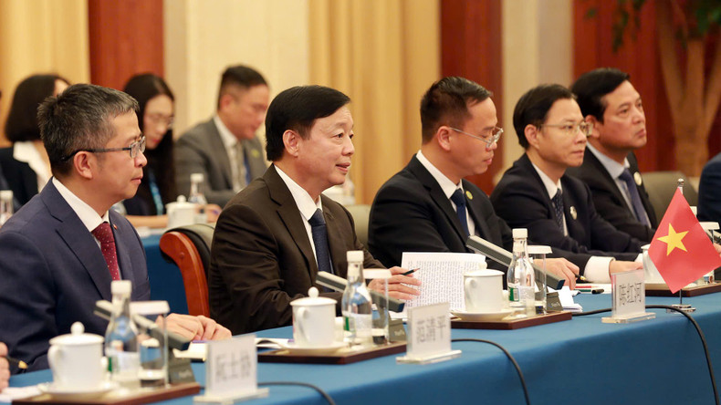 越南政府副总理陈红河在会见中发言。 thh04.jpg
