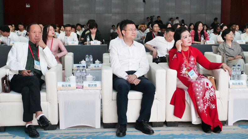 越中代表出席2025中越青年“黔”行对话会。 khai-mac-11-p2180959.jpg