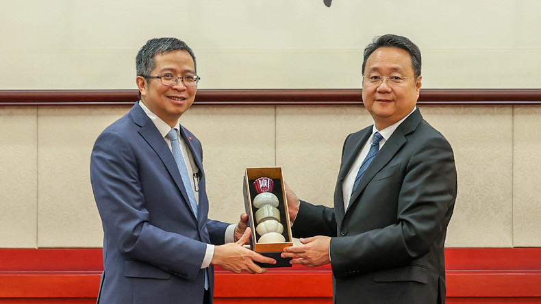 中共中央宣传部副部长王纲向范清平大使赠送礼品。 dai-su-03-3.jpg