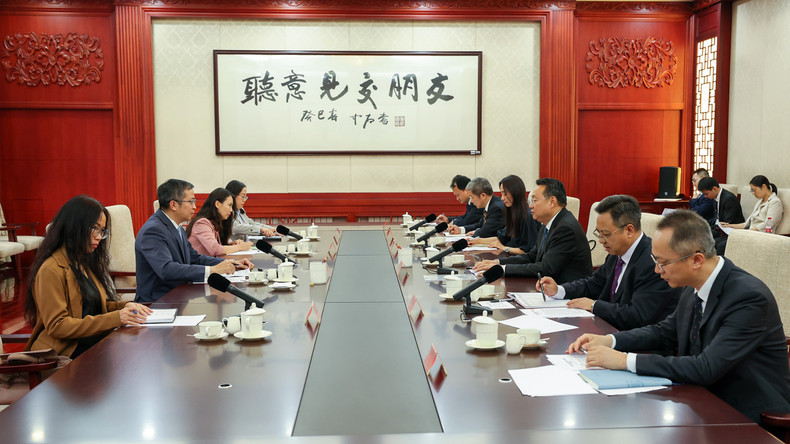 范清平大使会见中共中央宣传部副部长王纲。 dai-su-02-1.jpg