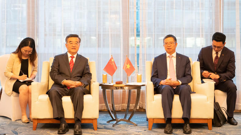 范清平大使会见张庆伟副委员长。 a11-p2376652-2.jpg