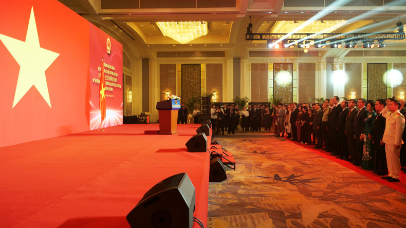 向越南国旗敬礼。 a03-p2376899.jpg