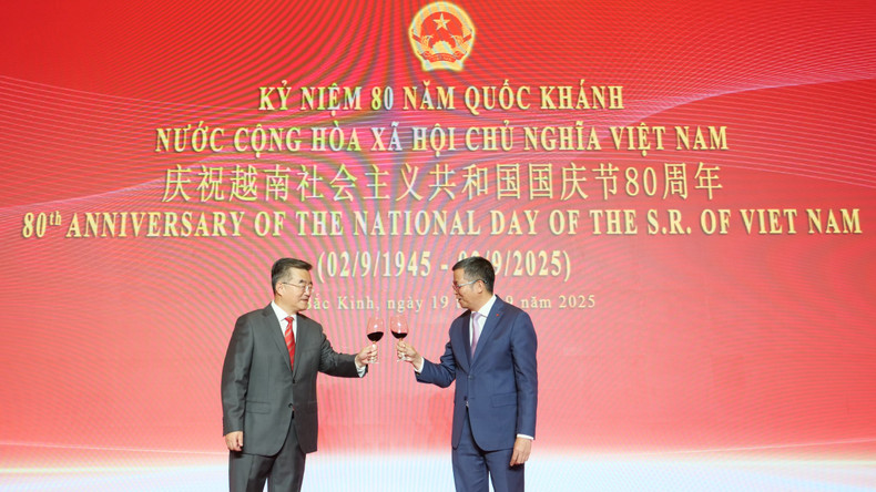 范清平大使和中国全国人大常委会副委员长张庆伟举杯庆祝。 a05-p2377143.jpg