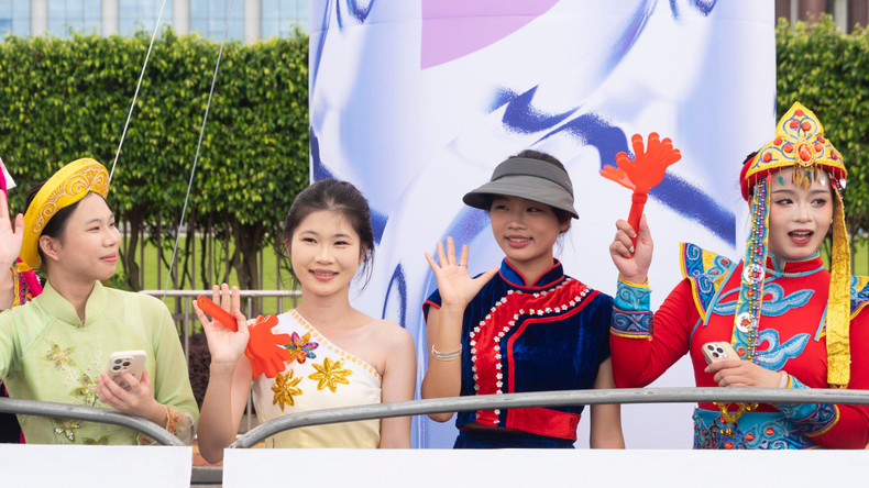 当地市民身穿着传统服装为车队和车手加油。 a06-p2403485-1.jpg