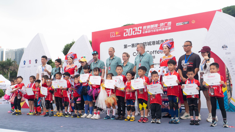 参加2025年环广西公路自行车世界巡回赛萌宝骑行比赛的小朋友们颁奖仪式。 a02-p2402539-1.jpg