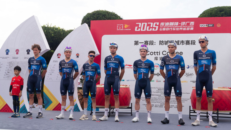 世界顶级职业车队在防城港市亮相。 a03-p2402952-1.jpg