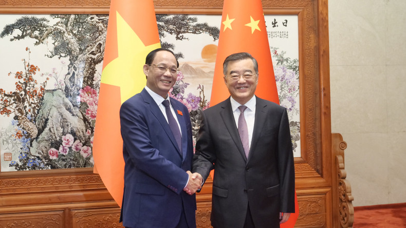 越南国会副主席陈光方与中国全国人大常委会副委员长张庆伟合影。 a01-p2293383.jpg