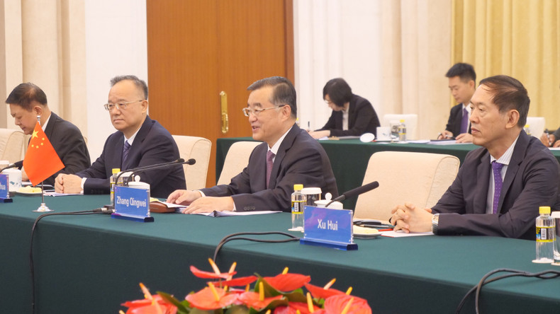 张庆伟副委员长在会谈中发言。 a04-p2293442.jpg