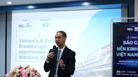 波士顿咨询集团(BCG)董事总经理兼合伙人、公共部门主管阿诺德介绍人工智能经济报告。图片来源:越南之声