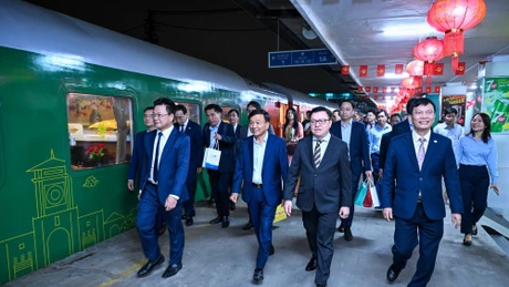 越共中央委员、《人民报》社总编辑、中央宣教与民运部副部长、越南新闻工作者协会主席黎国明同志，与越南铁路行业领导及相关企业代表一同看望慰问铁路职工，向大家致以新年问候。