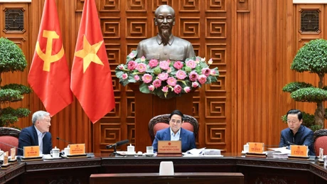 越南政府总理范明正主持召开政府常务会议。