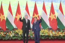 政府总理范明正与匈牙利国会主席格维尔·拉斯洛。