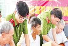 为群众提供数字公共服务使用支持的“线上公共服务点”。（图片来源：清化省公安厅）