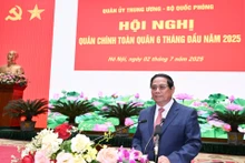 范明正总理在会议上发表讲话。
