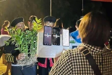 朵佐高原地区的居民通过智能手机直播售卖农产品。