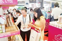 胡志明市企业在产品对接会展示产品。（高新 摄）