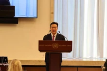 梅潘勇大使在会上发言。（图片来源：越通社）