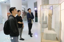 游客参观并了解在庆和省博物馆展出的占族文化文物。（图片来源：越通社）