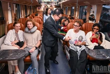 除夕夜的“幸福列车”是一段满载幸福的旅程。（成达 摄）