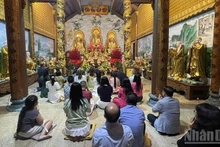 除夕夜去寺庙烧香祈福——旅老越南侨胞喜迎新春的文化之美。（惟全 摄）