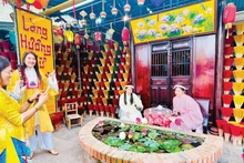 游客在顺化水春香村参观并体验活动。