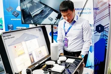 在科技展会上亮相的越南邮电集团智能电气设备产品。（南英 摄）