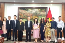 双方代表合影留念。