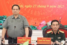 越南政府总理范明正在会议上发表讲话。