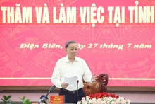 苏林总书记在会上发表讲话。