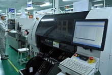 技术工人正在操作生产线设备。