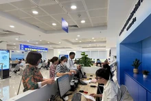 河内市公共行政服务中心工作人员协助民众办理行政手续。