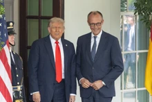 2026年3月3日，美国总统唐纳德·特朗普（右）在华盛顿白宫与德国总理弗里德里希·默茨举行会谈。双方还就乌克兰冲突以及欧盟与美国之间的贸易关系进行讨论。（图片来源：新华社/越通社）