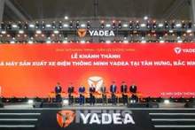 各位代表共同为位于北宁省新兴工业区的雅迪（YADEA）智能电动车制造厂落成剪彩。（图片来源：越通社）