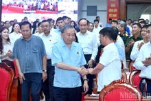 越共中央总书记苏林会见河内市第十选区选民。