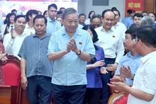 越共中央总书记苏林会见河内市第十选区选民。