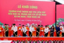 越共中央总书记苏林出席义安省纳艾寄宿学校开工仪式。