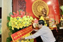 越南国会主席陈青敏敬香缅怀孙德胜主席。
