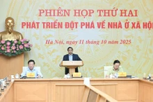范明正总理在会上发表讲话。