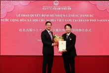 越南驻日本大使馆在东京隆重举行越南驻爱知县名古屋市荣誉领事任命书颁发仪式。（图片来源：越通社）