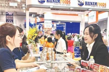 参观者在Vietfish水产展会上了解水产品。（美芳 摄）