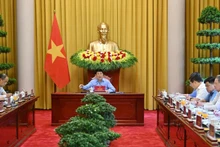 越南国家主席梁强主持会议。