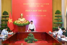 越南国家主席、国防与安全委员会主席梁强在会上发表讲话。