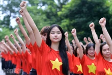 全国青年同步举行'我爱我祖国'升国旗、向国旗敬礼活动。
