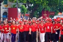 越共中央委员、中央宣教与民运部副部长、《人民报》社总编辑、越南新闻工作者协会主席、“与越南一同前进”全国徒步活动指导委员会主任黎国明和各位代表共同参与健步行。