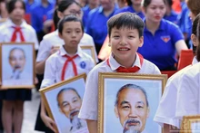 首都青少年在活动上与胡伯伯画像合影。