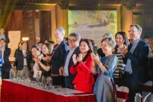 波兰驻越南大使乔安娜·斯科切克身穿越南奥黛参与一场文化活动。（图片来源：越通社）