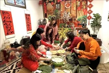 在弗吉尼亚州和马里兰州，多户家庭共同包粽子。（图片来源：越通社）